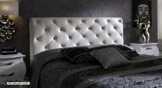 Cama. Hermoso cabecero  de color marfil, Cuenta con un estilo muy de época capitoneado, Nocheros de estilo bombéy. Ref.A 002